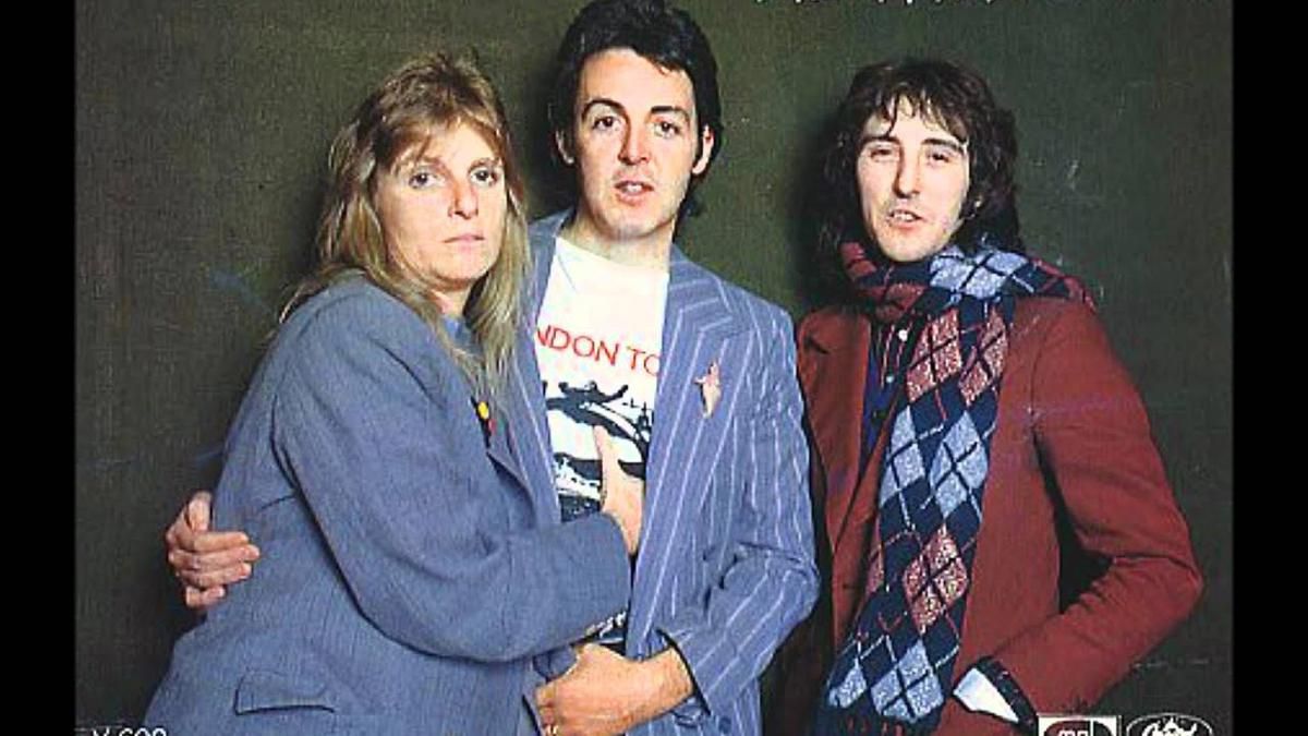 Wings_Denny_Laine_with_Linda_McCartney_and_Paul_McCartney.jpg