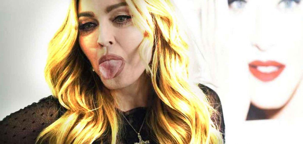 H Madonna χουφτώνει γερά θαυμάστριά της!